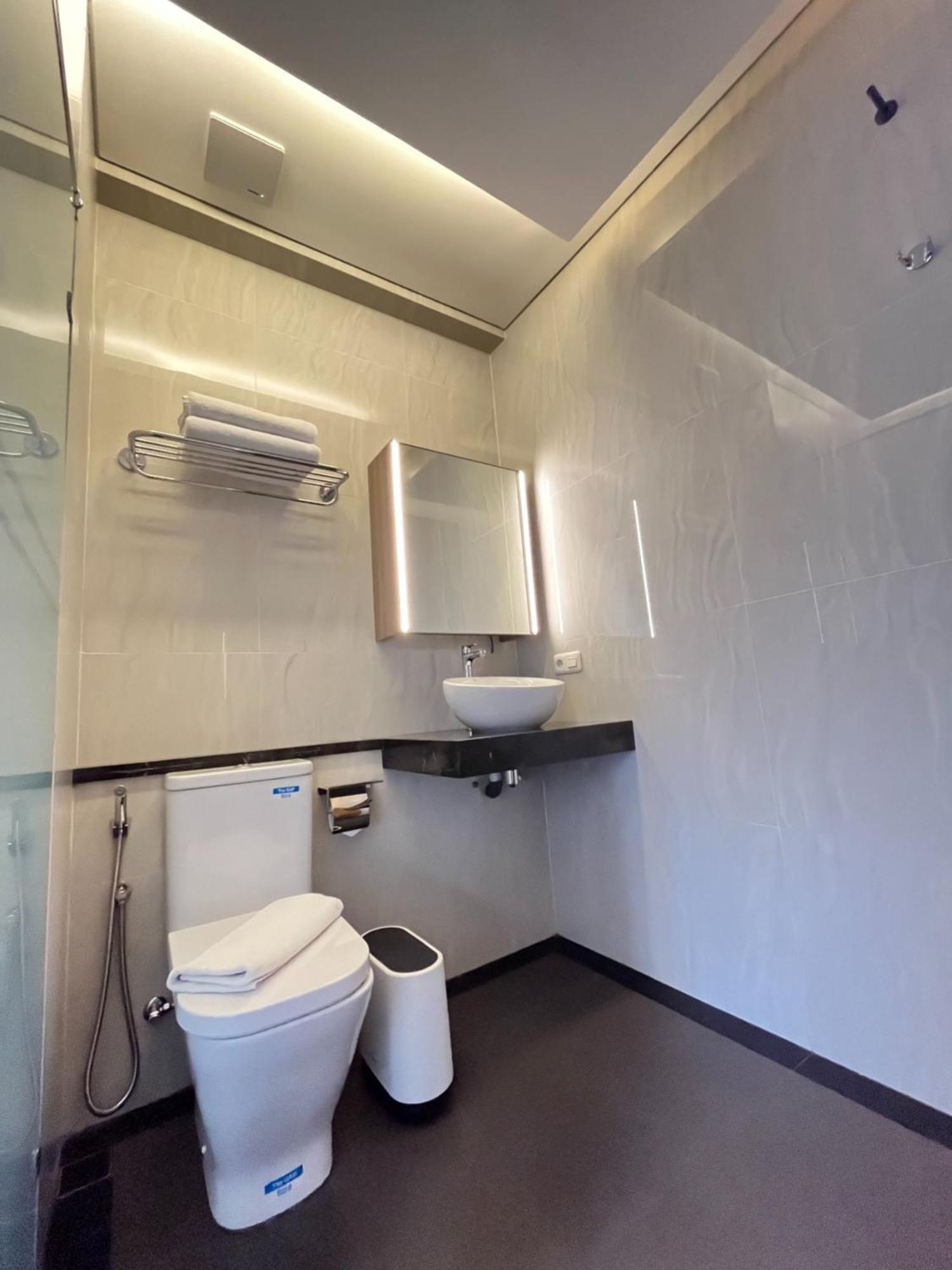 Bening Boutique Hotel Managed By Salak Hospitality Bekasi Exterior photo